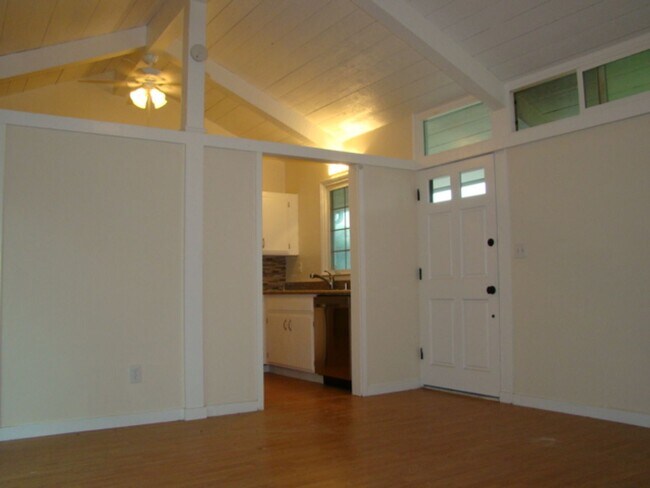 Building Photo - 2 Bedroom 2 Bath, dishwasher, yard, 2 parking spaces