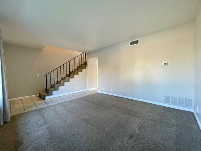 Building Photo - 2 Bed-1.5 Bath Two Story Condo in Santee