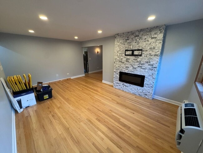 Building Photo - 1647 W Rascher Ave