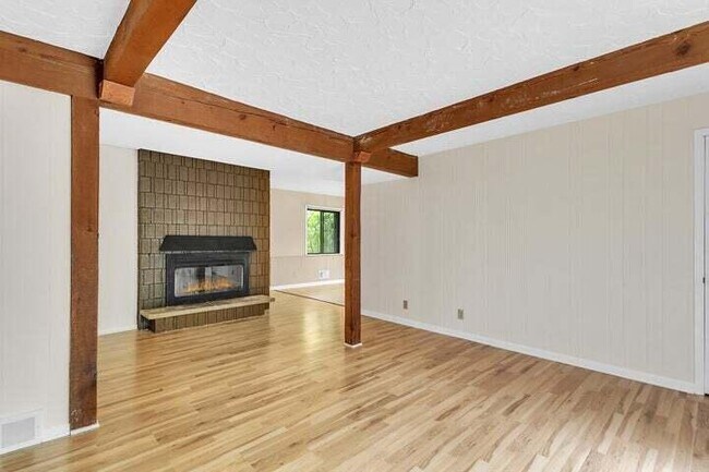 Building Photo - 1422 S River Rd