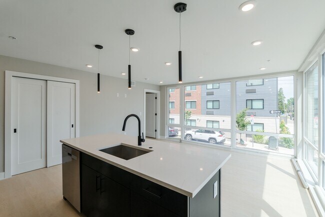 Building Photo - 6604 Ridge Ave