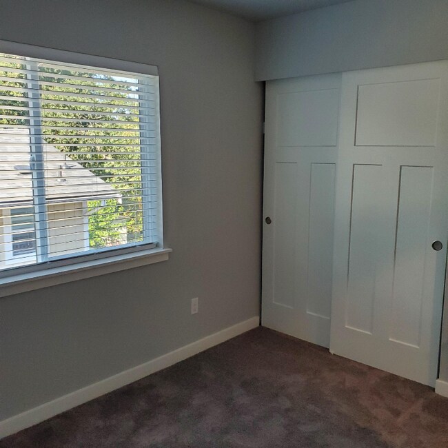 Building Photo - 9227 Kenwood Dr SW