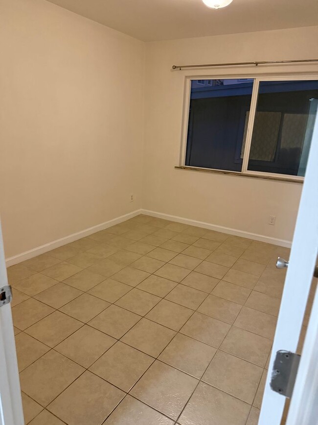 Foto del edificio - 2 bedroom 1.5 bath duplex Great location!