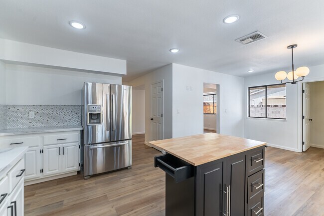 Foto del edificio - 700 Glen Abbey Cir