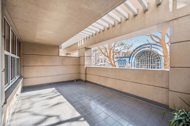 Foto del edificio - Russian Hill Studio with Expansive Private Balcony, Dedicated Parking + Exceptional Storage