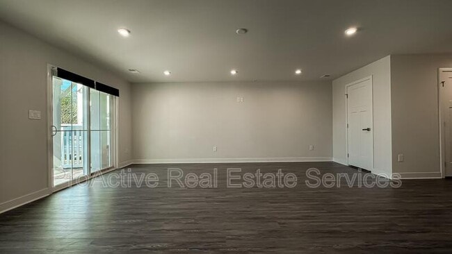 Building Photo - 561 Westport St