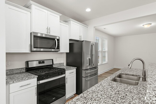 Building Photo - Beautiful End Unit Townhome minutes away f...