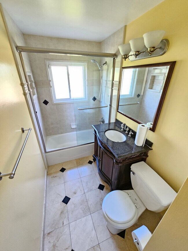 Foto del edificio - Beautiful Baker West Neighborhood