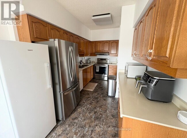 Photo du bâtiment - 744 Wonderland Rd S