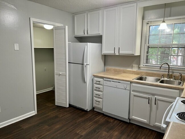 Building Photo - 105 East Circle Drive Triplex