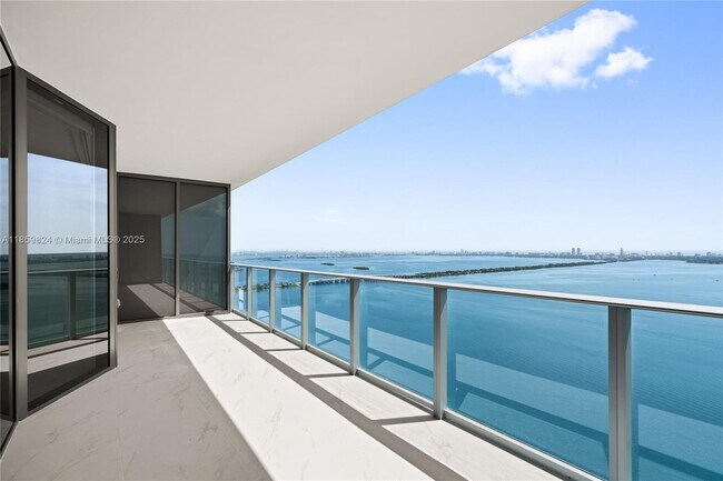 Foto del edificio - 700 NE 24th St