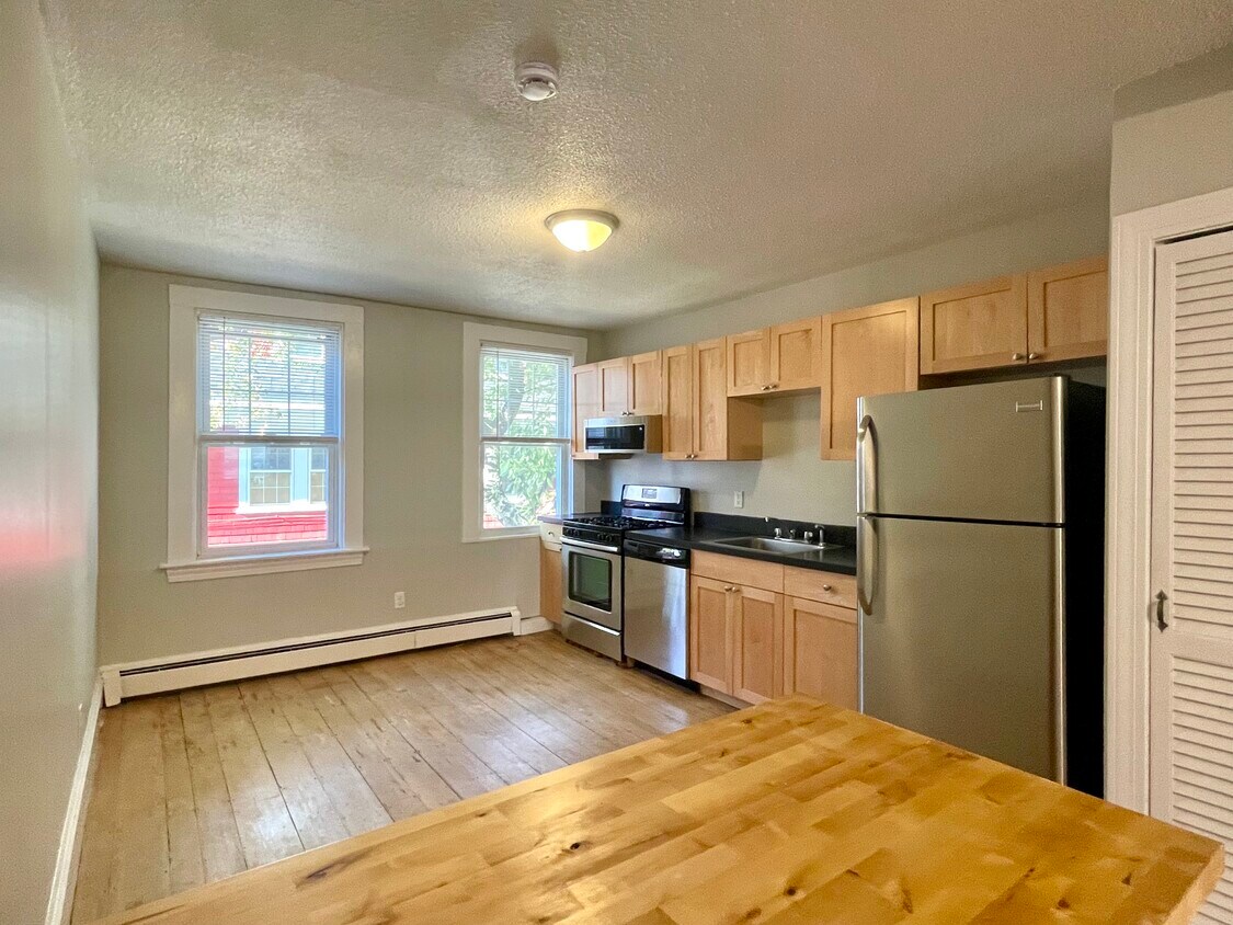 Primary Photo - 16 Roberts St