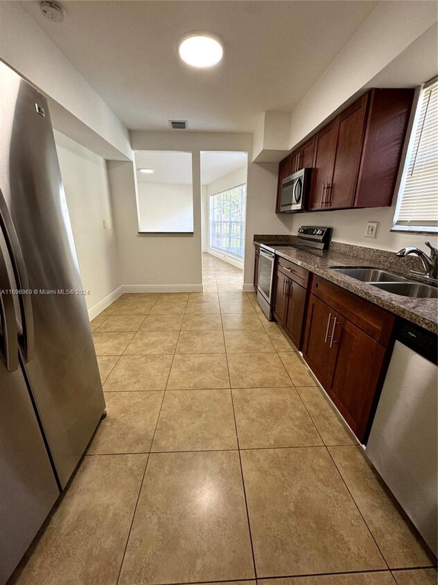 Foto principal - 12950 NE Miami Ct