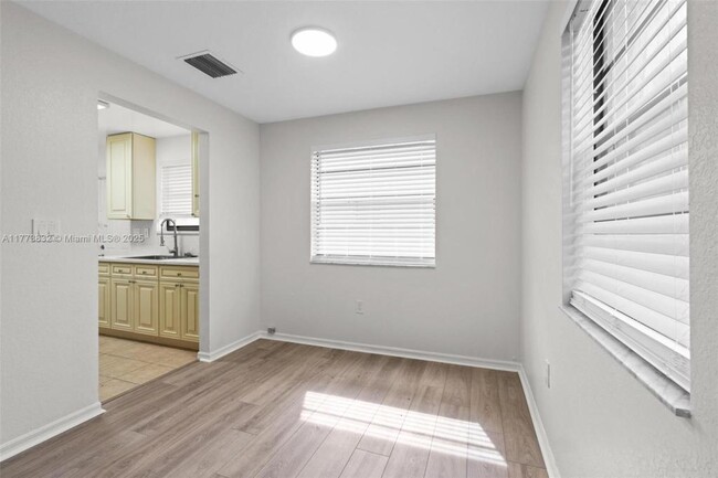 Foto del edificio - 5637 Taft St