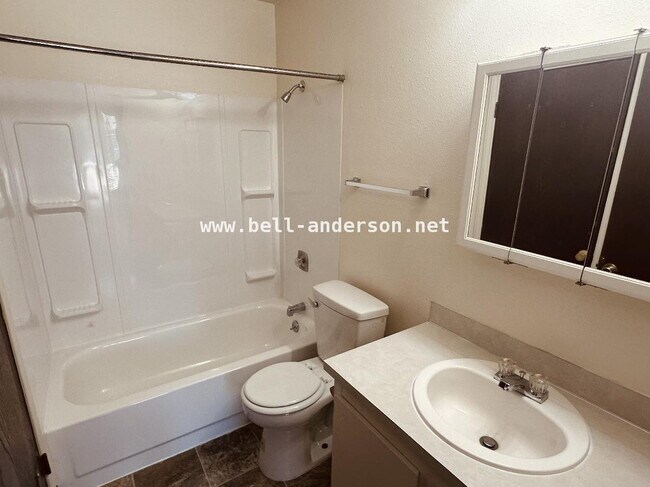 Building Photo - 1 Bedroom 1 Bath Available for Immediate Move In- Ask About Our Rent Special!
