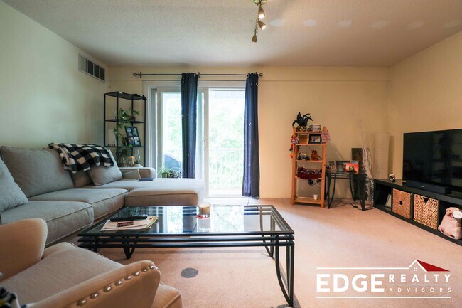 Foto del edificio - 48 Silver Hill Ln