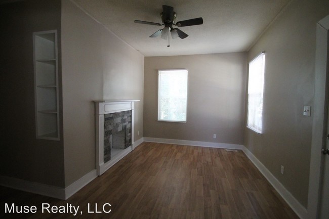 Building Photo - 3 br, 1 bath House - 301 S Spruce Street