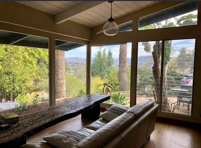 Building Photo - Stunning 3 Bedroom 2 Bathroom Home in La Mesa!