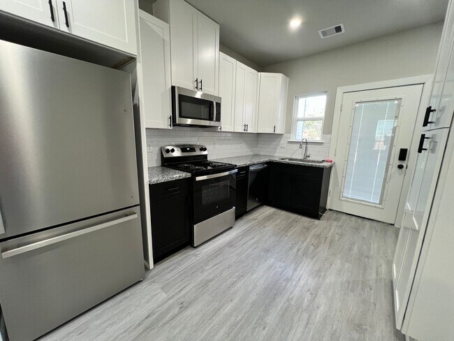 Foto del edificio - Brand new 3-bedroom, 3-bathroom townhome, ...