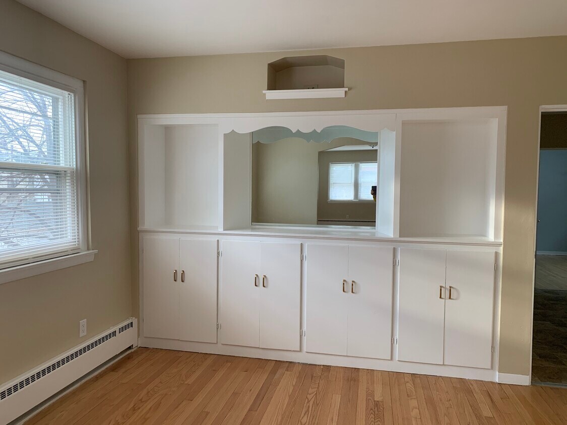 Built-In China Cabinets - 2338 W Burnham St