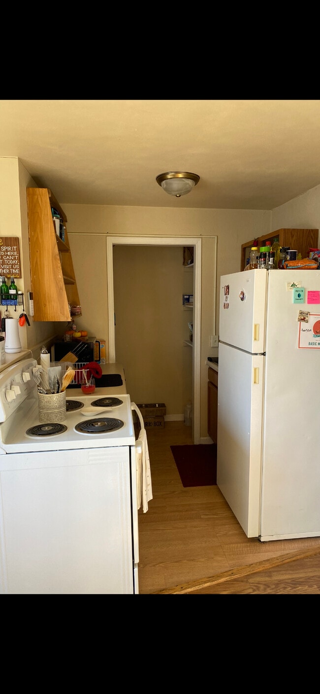 Kitchen - 551 S Clark St