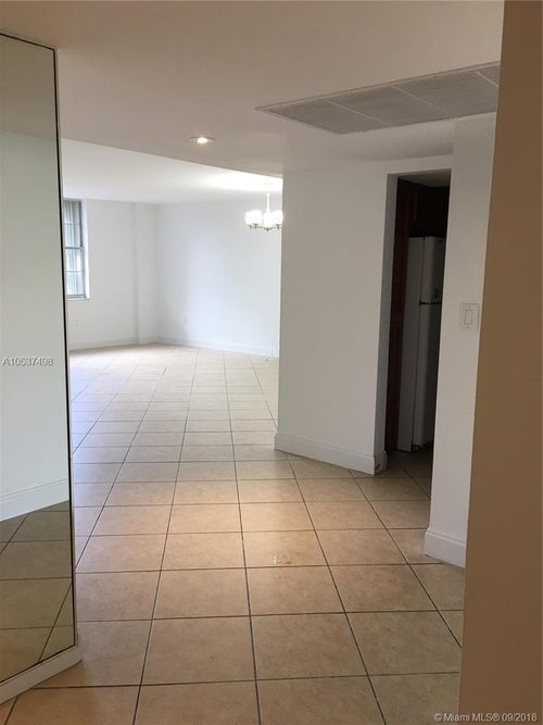 Foto del edificio - 1000 W Bay Harbor Dr