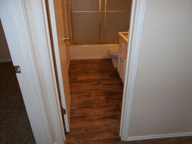 Foto del edificio - "Charming 3-Bedroom Haven with Cozy Fireplace on Emory Street in Lubbock!"