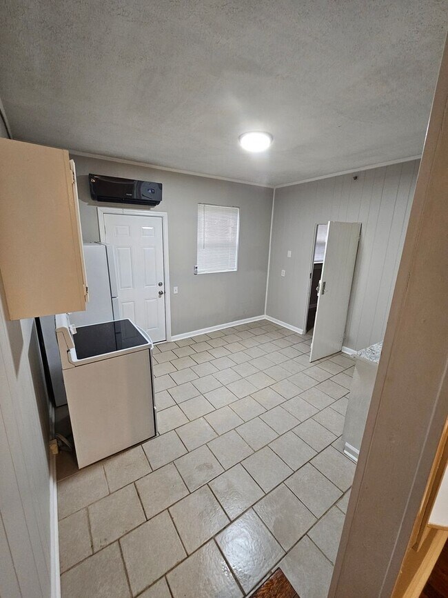Foto del edificio - 2 Bedroom 1 Bath Downstairs apartment in t...