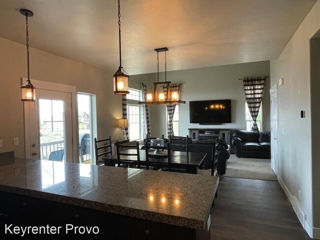 Building Photo - 4 br, 3.5 bath House - 876 s Aspen Loop