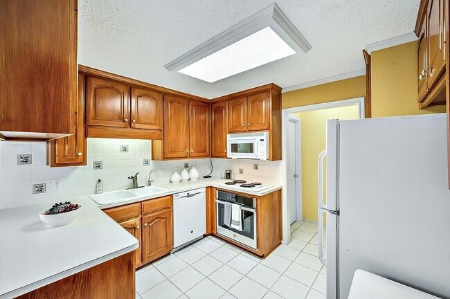 Foto del edificio - 3205 Village Park Dr