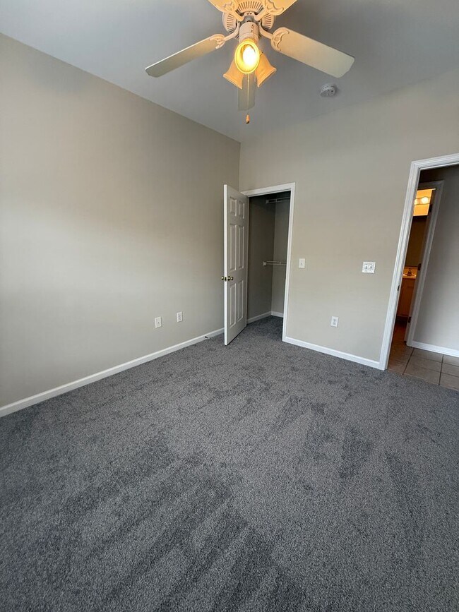 Foto del edificio - RENT SPECIAL! Freshly Painted! New Carpet!...