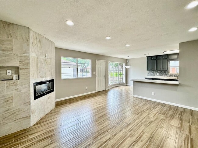 Building Photo - 5926 Darkwood Dr