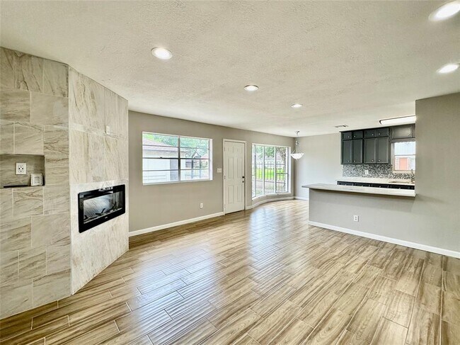 Foto del edificio - 5926 Darkwood Dr