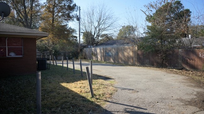 Building Photo - 1645 Wells Station Rd