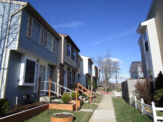 Building Photo - Gorgeous 2 BR/2 BA Townhome in Silver Spring!