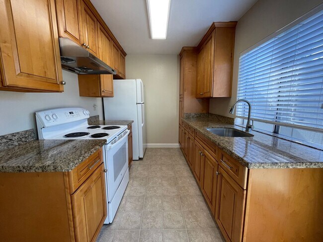 Foto del edificio - Sharp and Updated 2 Bedroom 1 Bath Townhou...