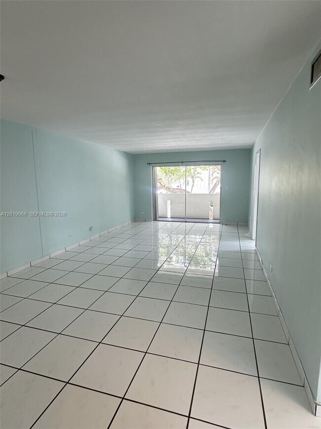 Foto del edificio - 300 Galen Dr