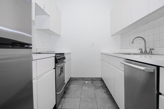 Building Photo - 563 2nd Ave