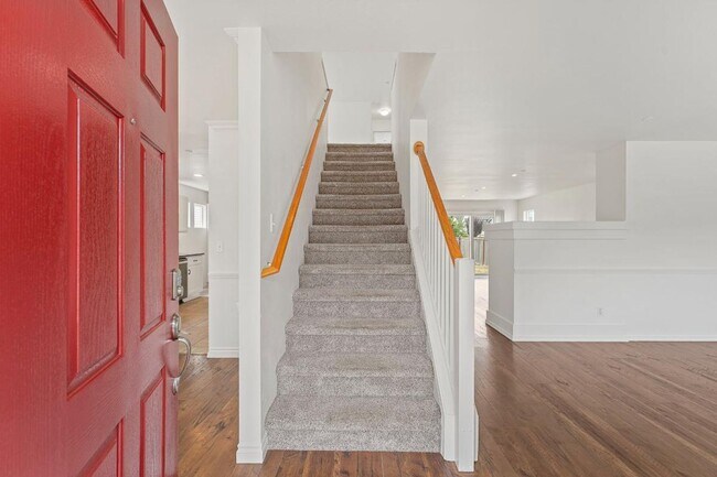 Foto del edificio - Spacious DuPont Home with A/C, Bonus Loft, Large Patio & Fully Fenced Yard!