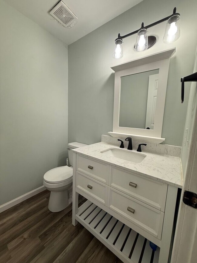 Foto del edificio - Charming 3-Bedroom Single-Family Home in N...