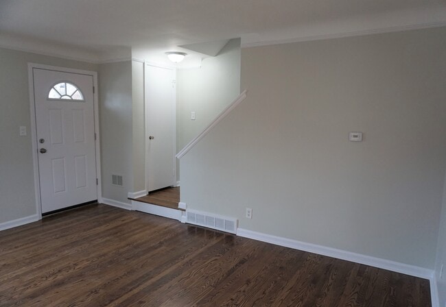 Building Photo - 340 Parkview Dr