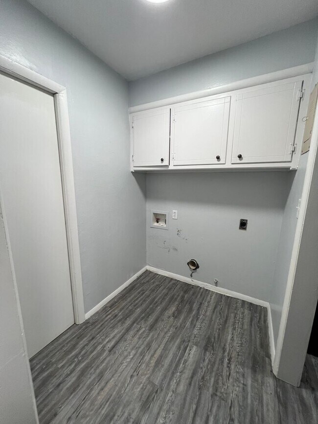 Building Photo - Must see 3 bed, 2 bath home near Downtown ...