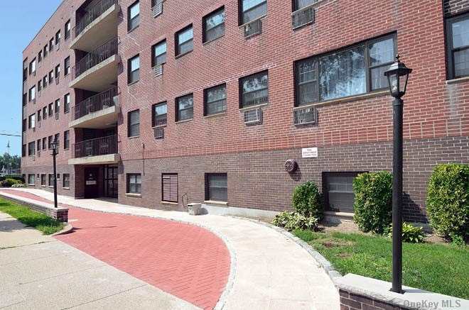 Primary Photo - 135 3rd Ave