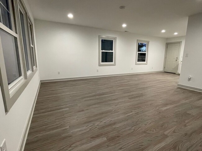 Building Photo - Adorable 2 Bedroom, 1 Bath Close to Histor...
