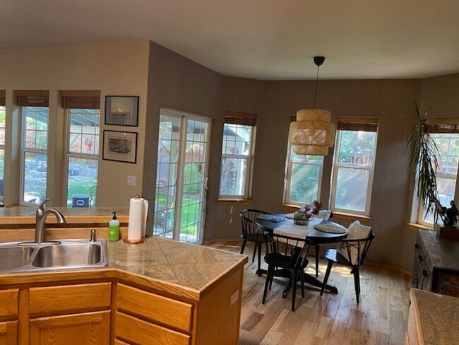 Building Photo - Beautiful Home in NE Bend