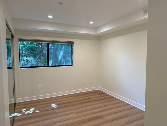 Building Photo - 2514 S Palm Grove Ave