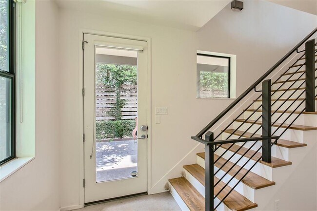 Building Photo - 707 Cardinal Ln