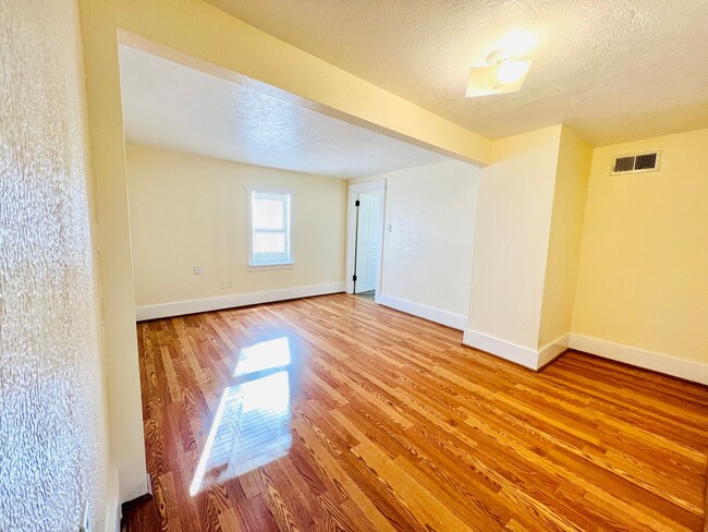 Building Photo - Four bed/1 Bath House Close to Down Town D...