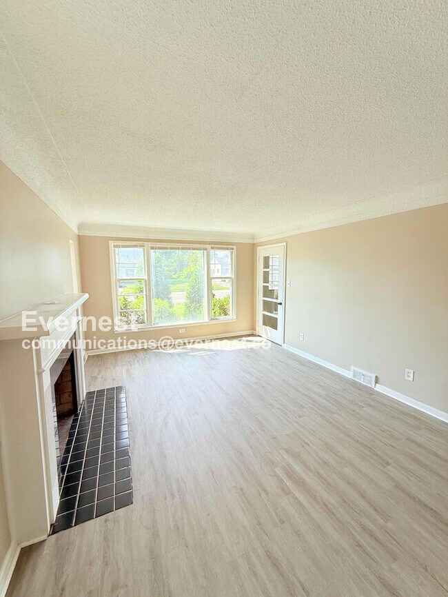 Building Photo - Lovely 5-Bedroom Home with Hookups / Pet-F...