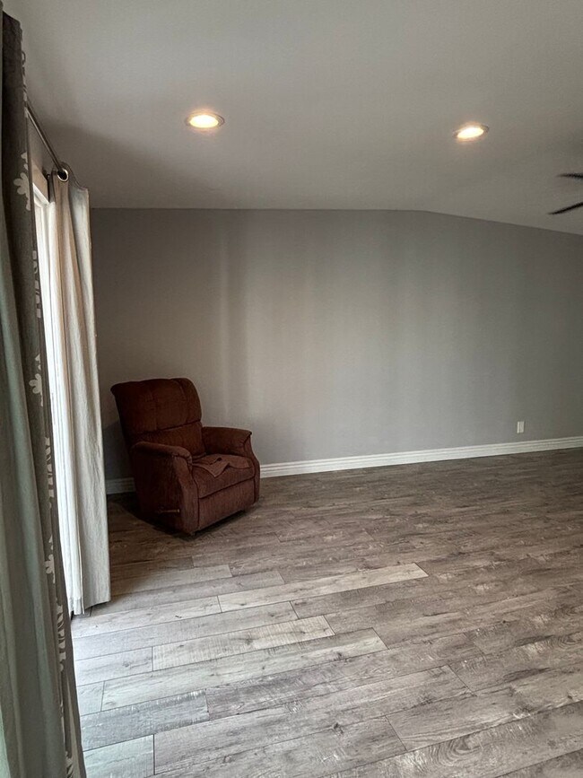 Foto del edificio - MARKEITNG SPECIAL $500 OFF SECOND MONTHS RENT - Charming & Private Backhouse Studio in Desirable ...